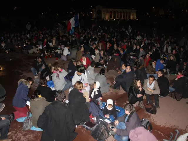 Lyon : près de 250 "Veilleurs pour la famille" réunis vendredi soir sur la place Bellecour