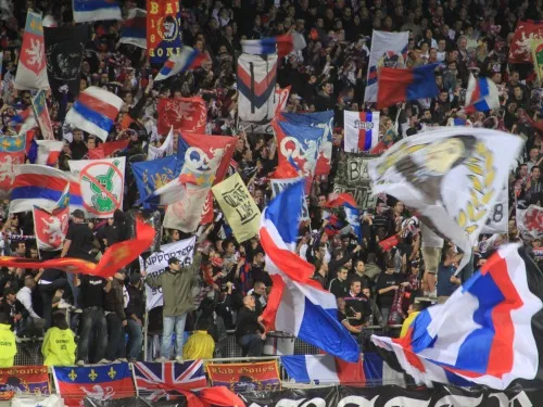 Bataille rangée entre Lyonnais et Grenoblois dans le stade de Saint-Priest
