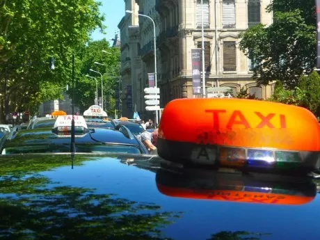 Les taxis s’invitent à une table-ronde UBER à Lyon