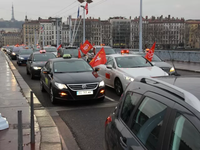 200 taxis ont manifesté dans Lyon ce lundi