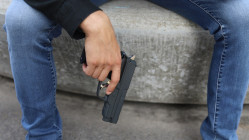 Près de Lyon : la police débarque chez lui à cause d'un tapage nocturne, il les menace avec un pistolet depuis sa fenêtre