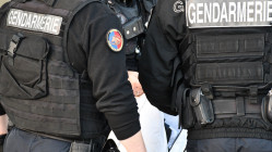 Panique en pleine rue près de Lyon : un véhicule pris d’assaut à coup de barre de fer en plein après-midi