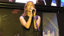 Une jeune chanteuse lyonnaise rejoint la troupe des Enfoir&eacute;s !