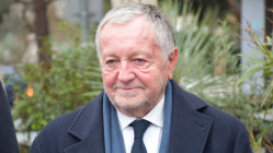 Une enqu&ecirc;te du conseil national d'&eacute;thique de la FFF ouverte contre Jean-Michel Aulas : le candidat a-t-il faut&eacute; en proposant un stade &agrave; la Duch&egrave;re &agrave; Lyon ?