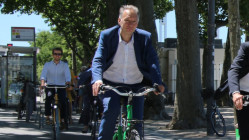 Bruno Bernard veut frapper fort : 2000 V&eacute;lo&rsquo;v &eacute;lectriques et 100 km de nouvelles pistes annonc&eacute;s pour la M&eacute;tropole de Lyon