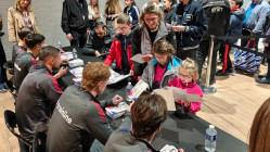 Des joueurs de l'OL en d&eacute;dicace pr&egrave;s de Lyon : retour en images sur la joie des supporters lyonnais
