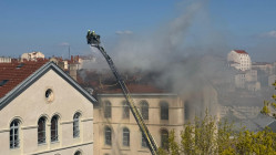 Incendie toujours en cours aux Chartreux &agrave; Lyon : l'intervention des pompiers est "complexe" et va "durer longtemps"