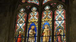 Coups de marteau contre la porte, vitraux bris&eacute;s : cette chapelle du Beaujolais a &eacute;t&eacute; attaqu&eacute;e