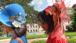 "On va bombarder les rues avec des chapeaux" : une balade pas comme les autres &agrave; Lyon