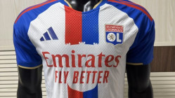 Une tunique inspir&eacute;e des ann&eacute;es 90 ? De nouvelles photos du maillot domicile de l'OL ont fuit&eacute;