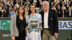 L’émotion de Caroline Garcia, honorée à Roland-Garros (Vidéo) L’émotion de Caroline Garcia, honorée à Roland-Garros (Vidéo)