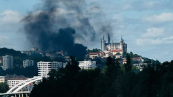 Lyon : un impressionnant panache de fum&eacute;e domine le ciel apr&egrave;s un incendie sur le site des Nuits de Fourvi&egrave;re