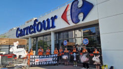 Villeurbanne : L214 interpelle Carrefour sur l&rsquo;&eacute;levage intensif devant le magasin des Gratte-Ciel