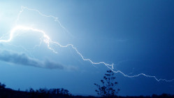 "Des phénomènes tourbillonnaires possibles" : le Rhône passe en vigilance orange aux orages "Des phénomènes tourbillonnaires possibles" : le Rhône passe en vigilance orange aux orages
