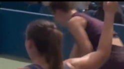 Raquette fracassée à l'US Open : Loïs Boisson éliminée d’entrée et très frustrée après sa défaite Raquette fracassée à l'US Open : Loïs Boisson éliminée d’entrée et très frustrée après sa défaite