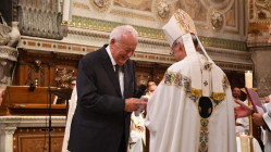 À Fourvière, Alain Mérieux représente les Lyonnais lors du renouvellement du Vœu des Échevins À Fourvière, Alain Mérieux représente les Lyonnais lors du renouvellement du Vœu des Échevins