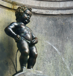 Manneken Pis : miction Beaujolais Nouveau