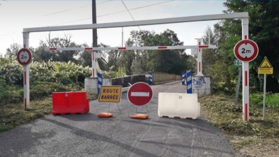 Pr&egrave;s de Lyon : le pont de l'Azergues ferm&eacute; pour deux mois apr&egrave;s le passage d'un v&eacute;hicule hors-gabarit