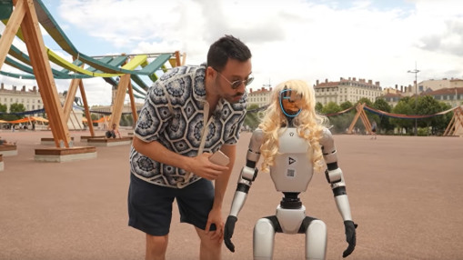 Lyon : un robot aux allures de femme se promène dans la rue et le métro, un youtubeur à l’origine de cette expérience Lyon : un robot aux allures de femme se promène dans la rue et le métro, un youtubeur à l’origine de cette expérience