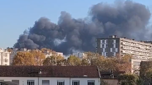 Une épaisse fumée visible dans toute l’agglomération : gros incendie avenue Paul-Santy à Lyon