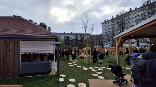 Lyon inaugure la première crèche de plein air de France : “Souris en Herbe” ouvre ses portes Lyon inaugure la première crèche de plein air de France : “Souris en Herbe” ouvre ses portes
