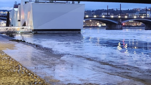 Le Rhône en crue : ça déborde un peu à Lyon Le Rhône en crue : ça déborde un peu à Lyon