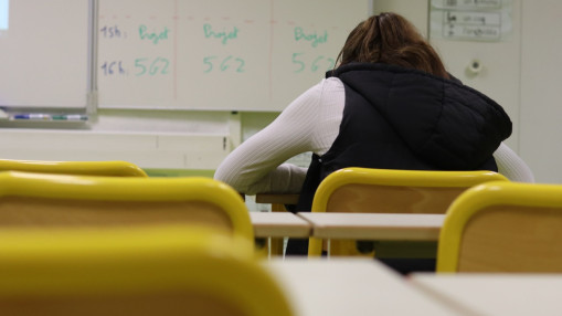 Le prof imposait des relations sexuelles à une élève mineure : il échappe au procès pour viols, pas à la prison Le prof imposait des relations sexuelles à une élève mineure : il échappe au procès pour viols, pas à la prison