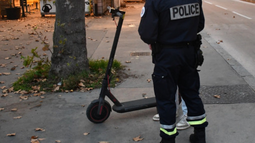 Villeurbanne : un policier percuté et un jeune grièvement blessé lors d’une fuite à trottinette Villeurbanne : un policier percuté et un jeune grièvement blessé lors d’une fuite à trottinette