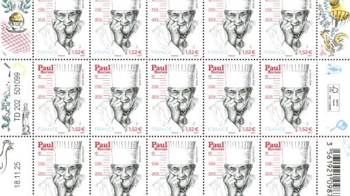 La Poste dévoile un timbre Paul Bocuse pour célébrer le centenaire du “Cuisinier du siècle” La Poste dévoile un timbre Paul Bocuse pour célébrer le centenaire du “Cuisinier du siècle”