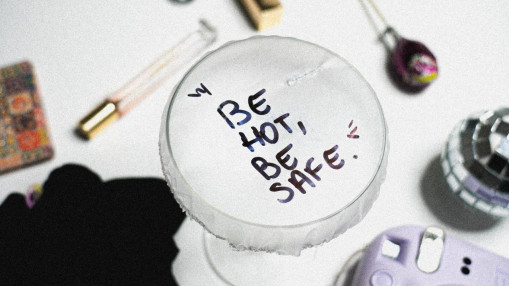 "Que &ccedil;a devienne un automatisme" : une barmaid lyonnaise cr&eacute;e des chouchous pour s&eacute;curiser son verre en soir&eacute;e