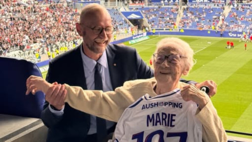 La fan de foot qui avait assist&eacute; &agrave; son premier match de l'OL &agrave; 107 ans est d&eacute;c&eacute;d&eacute;e