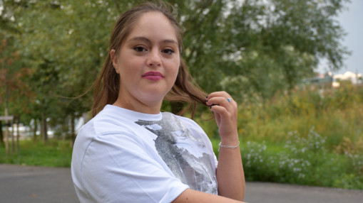 R&eacute;v&eacute;l&eacute;e par la com&eacute;die "Un p&rsquo;tit truc en plus", l&rsquo;actrice villeurbannaise Mayane en s&eacute;ance de d&eacute;dicaces &agrave; Lyon