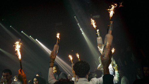Trop de dangers en cas d'incendie : fermeture imm&eacute;diate d'un bar festif pr&egrave;s de Lyon apr&egrave;s un contr&ocirc;le de s&eacute;curit&eacute; alarmant