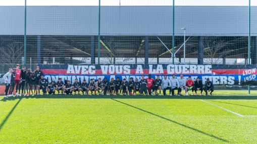 "Avec vous &agrave; la guerre" : une banderole d&eacute;ploy&eacute;e au centre d'entrainement de l'OL avant l&rsquo;Olympico