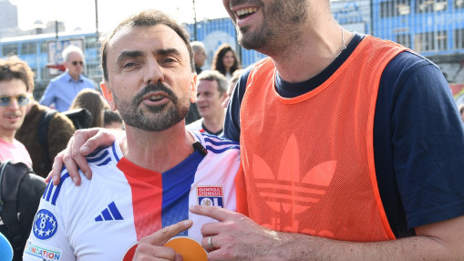 Grégory Doucet promet "le sport pour tous" lors d'un match de foot avec François Ruffin et deux députées à Lyon Grégory Doucet promet "le sport pour tous" lors d'un match de foot avec François Ruffin et deux députées à Lyon