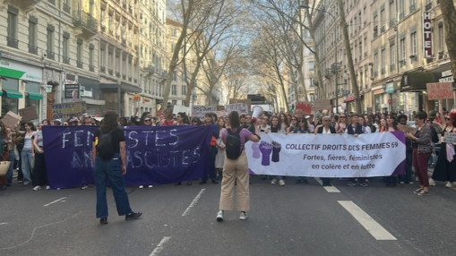 Manifestation f&eacute;ministe &agrave; Lyon : pr&egrave;s de 10 000 personnes d&eacute;filent pour le 8-Mars