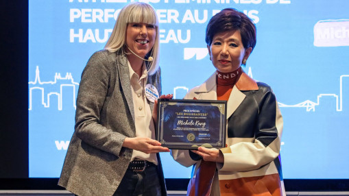Lyon : un prix sp&eacute;cial remis &agrave; Michele Kang (OL) de la part de l'&Eacute;quipe des Lyonnes