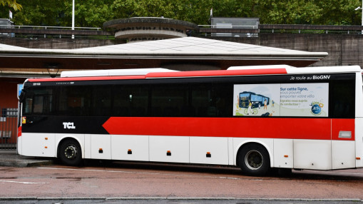 Plusieurs bless&eacute;s dans un grave accident &agrave; Lyon : le bus TCL s'encastre dans un arbre sur les pentes de la Croix-Rousse
