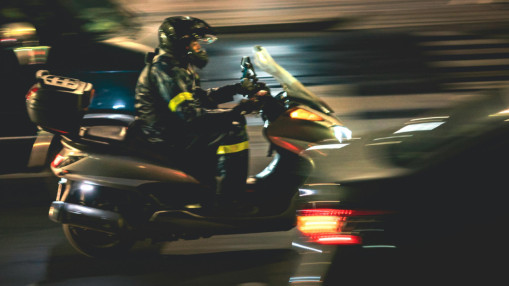 Bron : un scoot&eacute;riste violemment percut&eacute;, les conducteurs en fuite