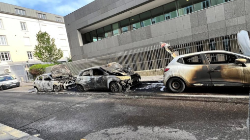 Oullins-Pierre-B&eacute;nite : sept v&eacute;hicules d&eacute;truits par un incendie, les riverains sous le choc
