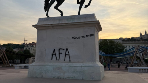 Tags antifas sur la statue de Louis XIV &agrave; Lyon : la droite s&rsquo;indigne, la gauche lui rappelle de nettoyer