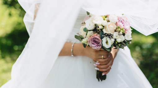 Pr&egrave;s de Lyon : un maire c&eacute;l&egrave;bre un mariage sans les invit&eacute;s, laiss&eacute;s dehors apr&egrave;s des rod&eacute;os urbains