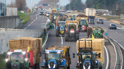 Blocage des axes autour de Lyon par les agriculteurs : la pr&eacute;fecture verrouille le secteur de Feyzin