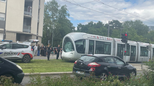 V&eacute;nissieux : spectaculaire collision entre une trottinette et un tramway, un homme entre la vie et la mort