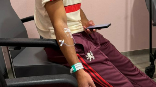 Pris en charge pour un pneumothorax, ce joueur de l'OL a pass&eacute; la nuit &agrave; l'h&ocirc;pital apr&egrave;s la d&eacute;faite contre Lens
