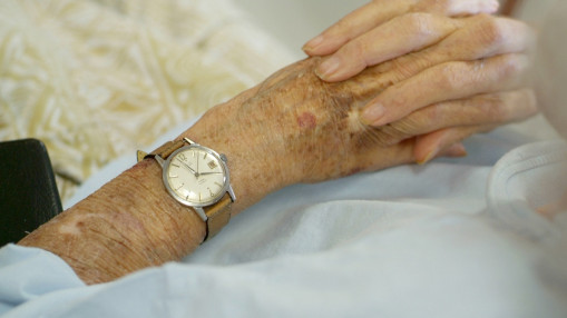 Pr&egrave;s de Lyon : une femme de 99 ans agress&eacute;e et d&eacute;pouill&eacute;e chez elle par trois individus