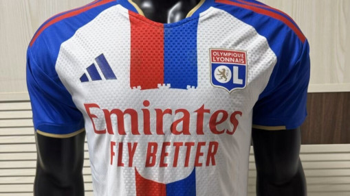 Une tunique inspir&eacute;e des ann&eacute;es 90 ? De nouvelles photos du maillot domicile de l'OL ont fuit&eacute;
