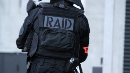 Le Raid intervient pr&egrave;s de Lyon : quatre suspects interpell&eacute;s, un individu s&eacute;questr&eacute; ?