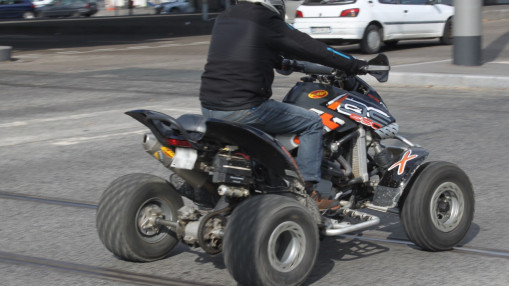 A7 : les gendarmes interceptent un quad roulant à 40 km/h sur la bande d’arrêt d’urgence A7 : les gendarmes interceptent un quad roulant à 40 km/h sur la bande d’arrêt d’urgence