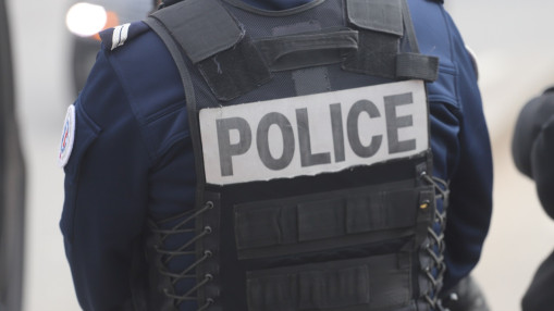 Villefranche-sur-Sa&ocirc;ne : une bijouterie attaqu&eacute;e &agrave; la voiture-b&eacute;lier, les auteurs en fuite